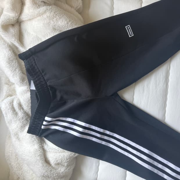 아디다스 부츠컷 트랙팬츠 ( 블랙핑크지수,아이들수진착용)