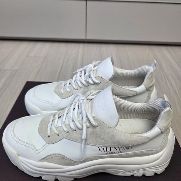 발렌티노 검보이 반시 화이트 스니커즈
