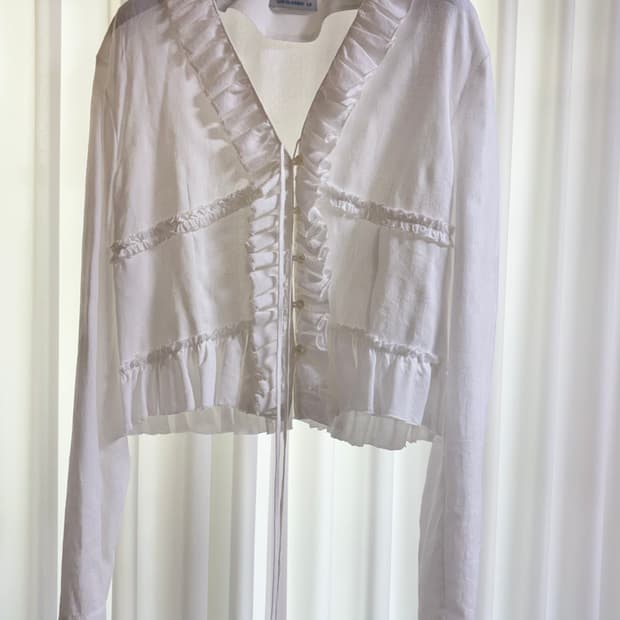 로우클래식 RAW EDGED RUFFLE BLOUSE_OFF WHITE