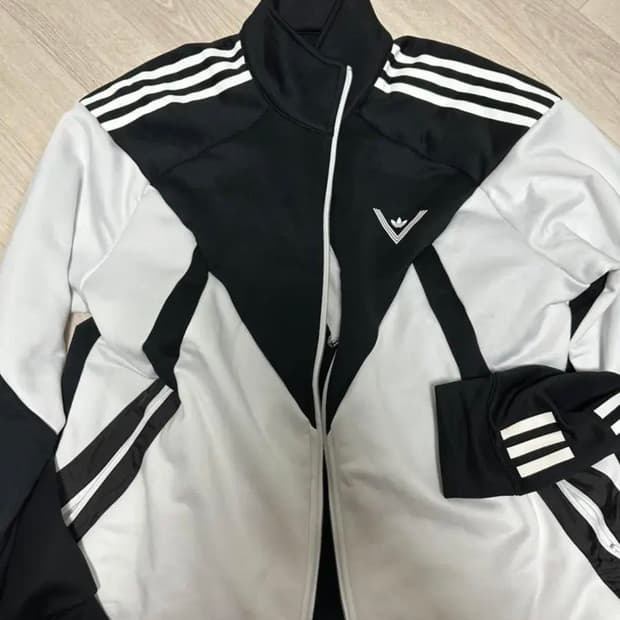 화이트 미운티어링 x 아디다스 트랙자켓 110