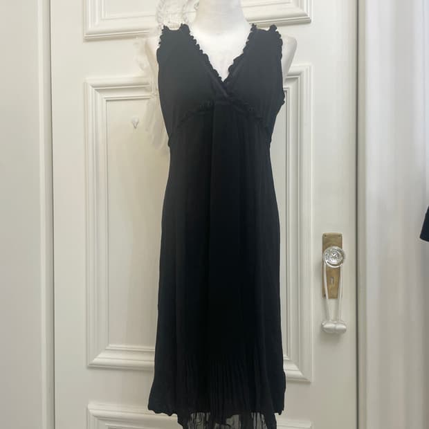black cotton pleats point v-neck opc