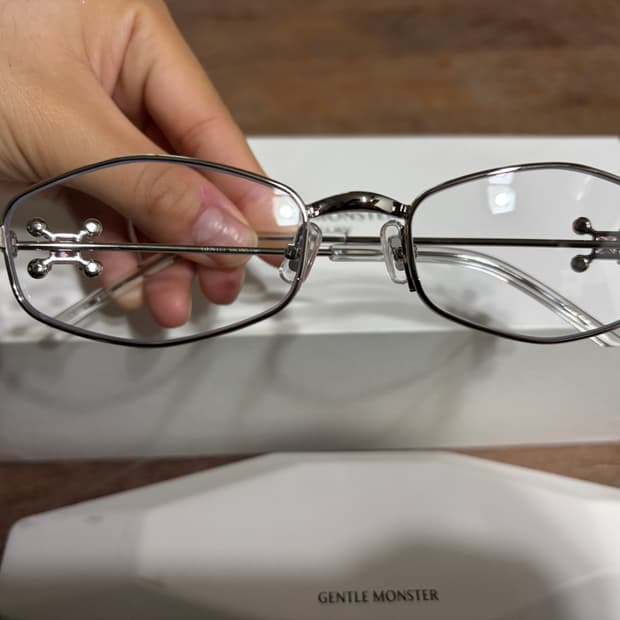 젠틀몬스터 젠몬 글림 02 실버 클리어 제니 안경