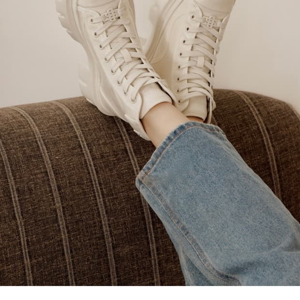 슈콤마보니 청키 플랫폼 워커 스니커즈 아이보리 유광 가죽 키높이 235