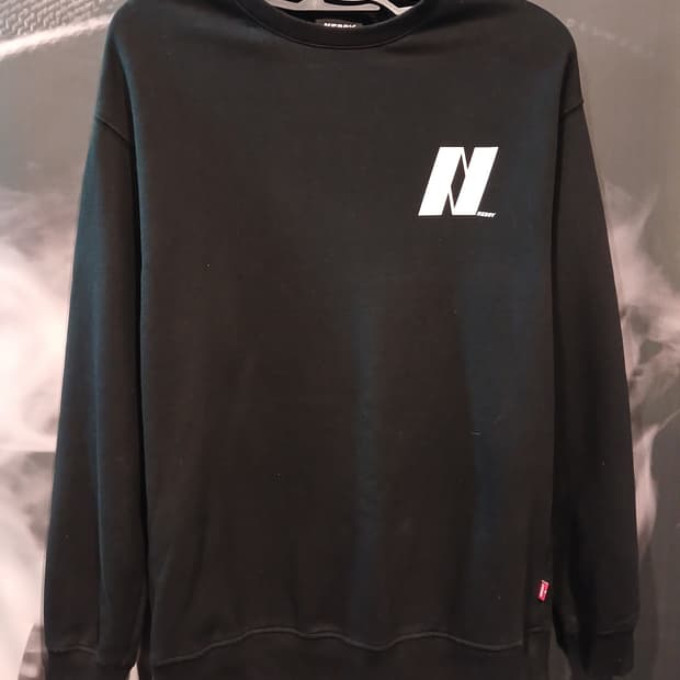 널디 블랙 로고 맨투맨