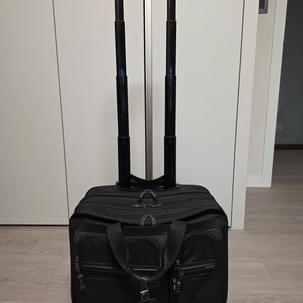 TUMI(투미) 알파 디럭스 2휠 브리프케리어 (품번: 26104D4)