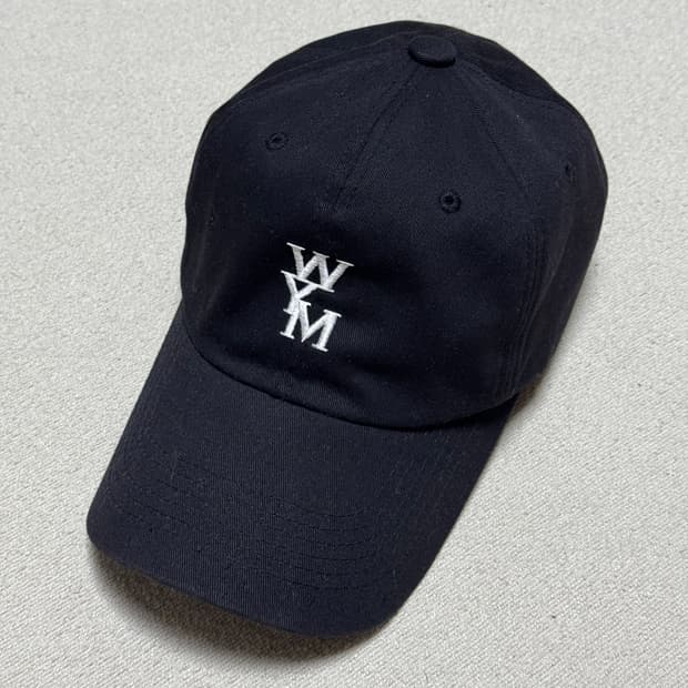 우영미 이니셜 로고 볼캡 블랙