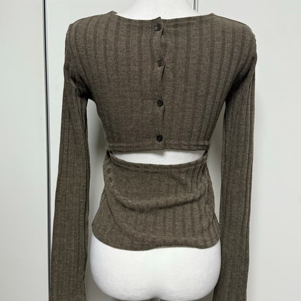 백트임 단추 티 