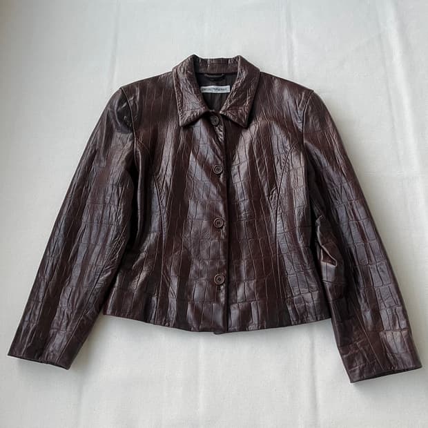 엠포리오 아르마니 크로커 엠보 레더 크롭 자켓