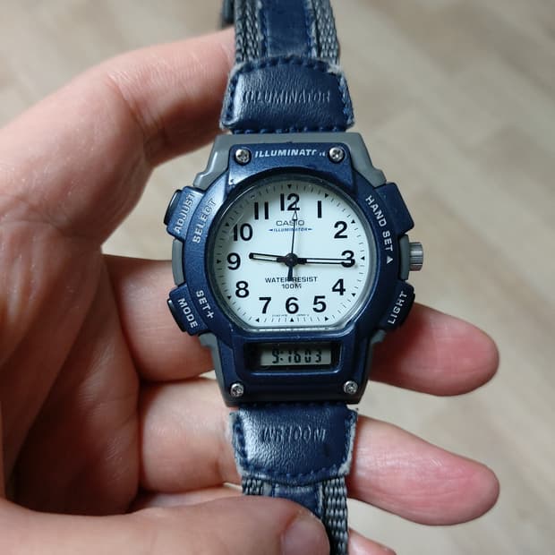 네이비 색상의 카시오 전자시계
