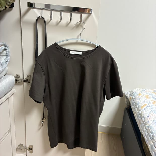 les pin t-shirt (charcoal brown)