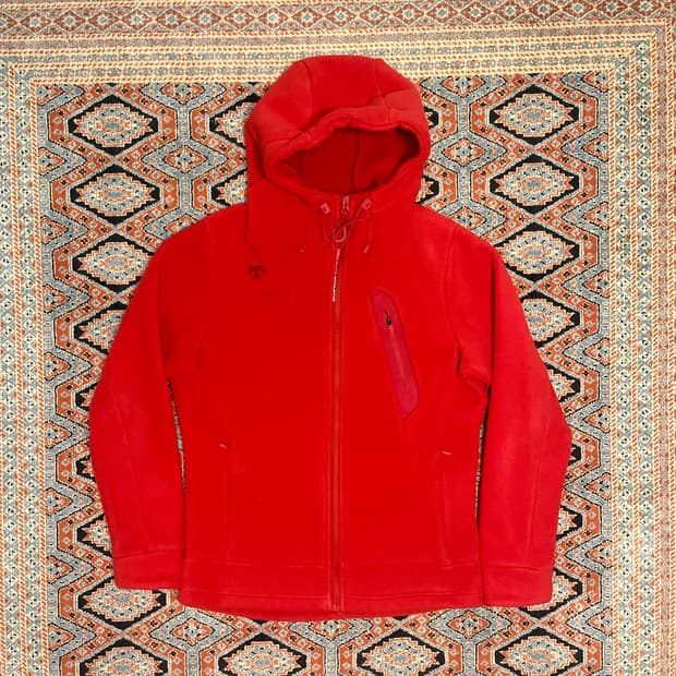 데상트 레드 플리스 후드집업 남성100