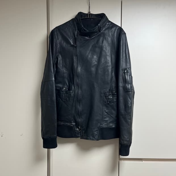 코데즈컴바인 비대칭 하이넥 램스킨자켓