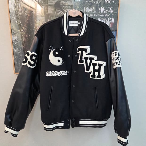 더바이닐하우스 음양 바시티 자켓 블랙