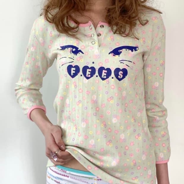 샵페어리 fees kitty botton flower top