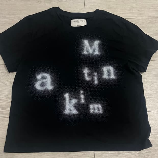 마뗑킴 BLURRED LOGO CROP TOP IN BLACK