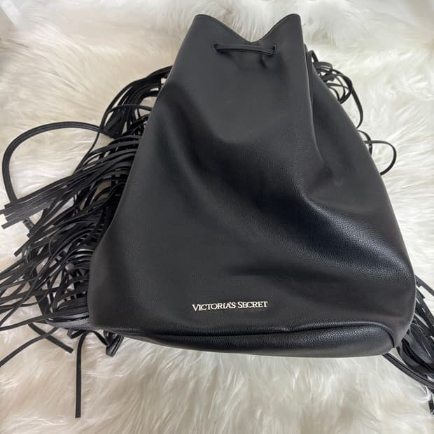 빅토리아 시크릿(Victoria's Secret)블랙 프린지 버킷백 백팩