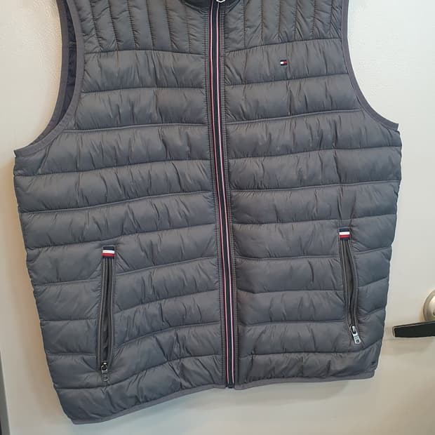 타미힐피거 남성 패딩 조끼 L사이즈입니다. 무난한 색상이라 어느 옷에도 