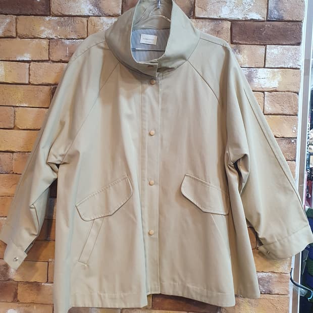 상태 최상 더뮤즈브랜드의 베이지색 트렌치코트