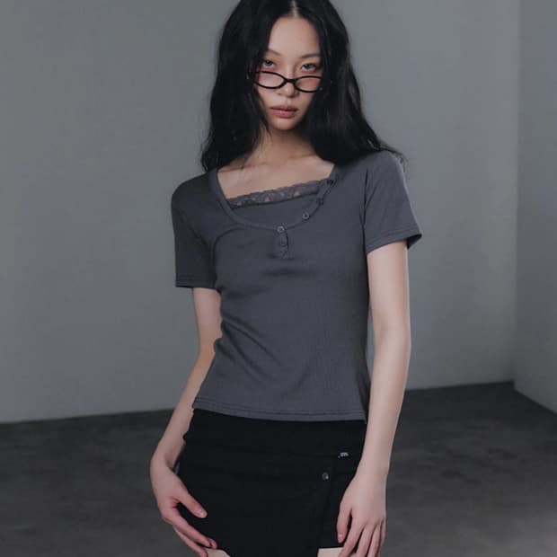 데인 레이스 버튼 반팔 티셔츠 챠콜