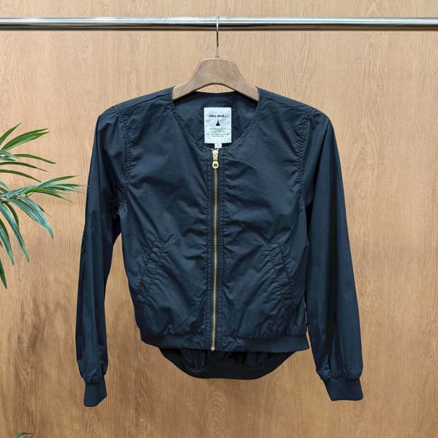 니코앤드 집업 자켓 노카라 소매 립 배색 디테일 레귤러핏 블랙