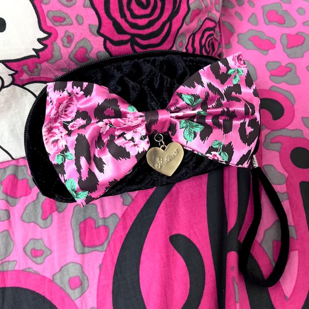 MA*RS마즈 블랙핑크 로즈 레오파드 리본 퀼팅 파우치 히메오네갸루 핀터