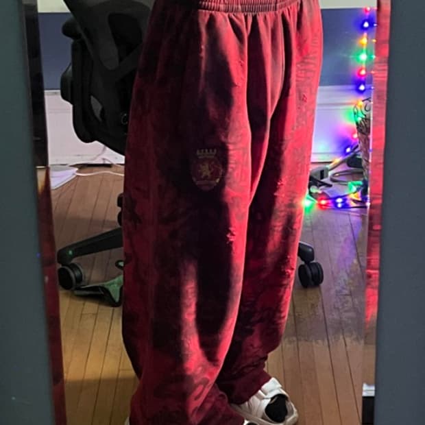 발렌시아가 그래피티 스케이터 배기 스웨트진 레드