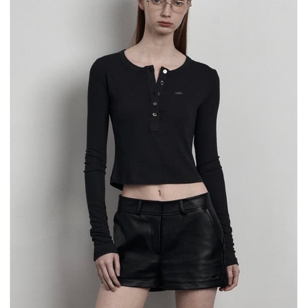 므넴 metal button tee (charcoal)