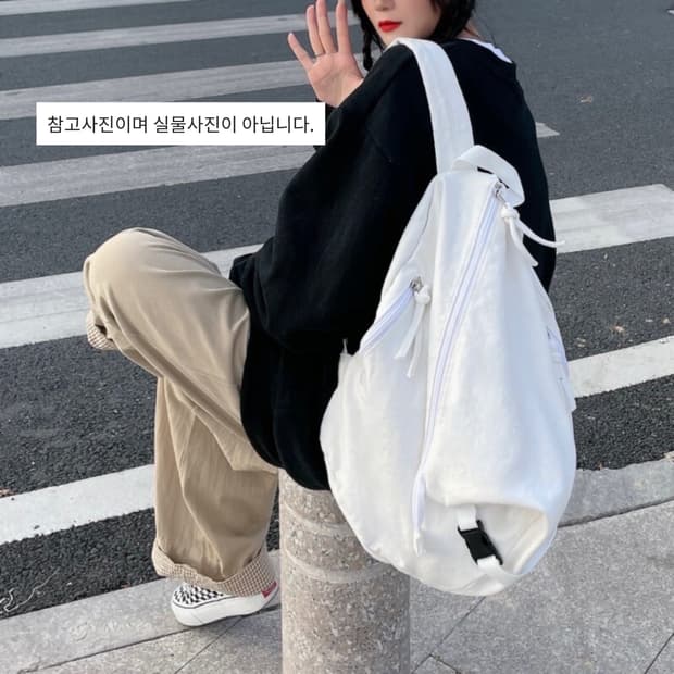 루즈한 스타일의 화이트 캔버스백팩