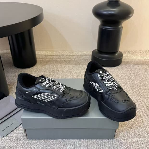 발렌시아가 햄튼스 원 아웃 스니커즈 블랙 280mm