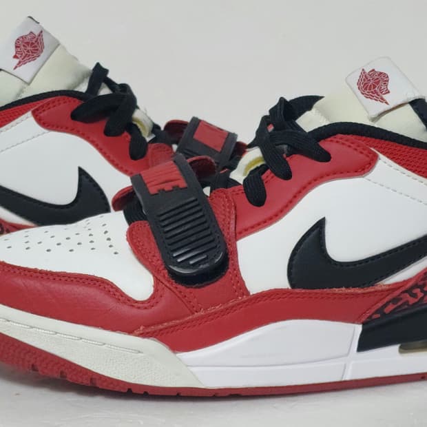 Nike Air Jordan 로우 레드/화이트/블랙 스니커즈