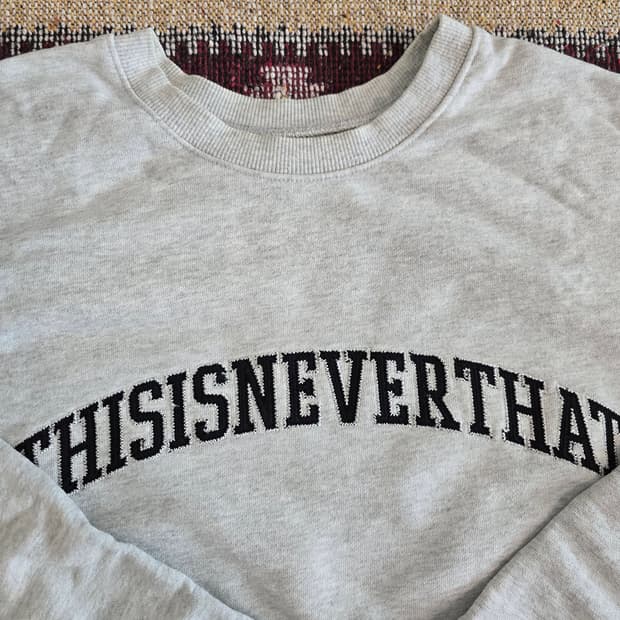 [L] thisisneverthat 디네댓 로고 맨투맨 그레이