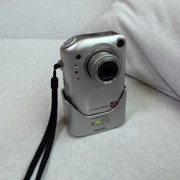 후지필름 F601z 빈티지 카메라