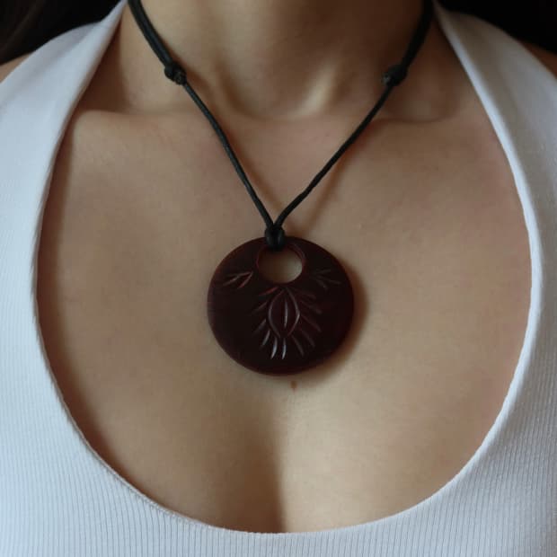 leaf carved necklace