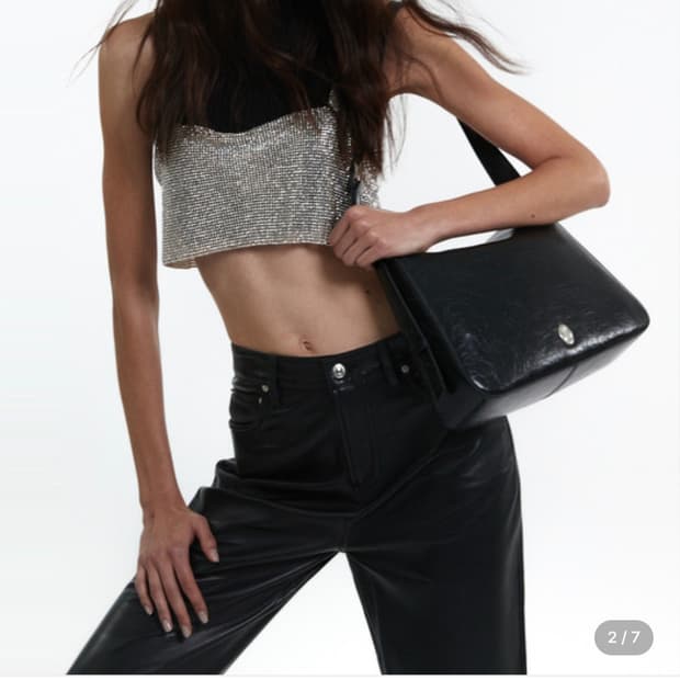 오스트카카 OSTKAKA 크누트 트라이앵글 숄더백 블랙