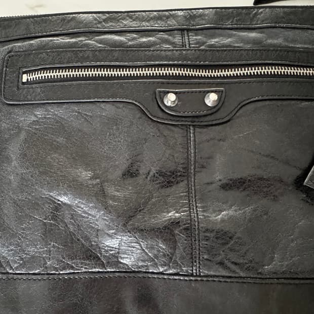 발렌시아가 블랙 가죽 클러치