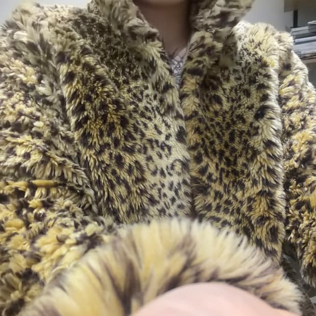 레오파드 퍼 자켓 •••