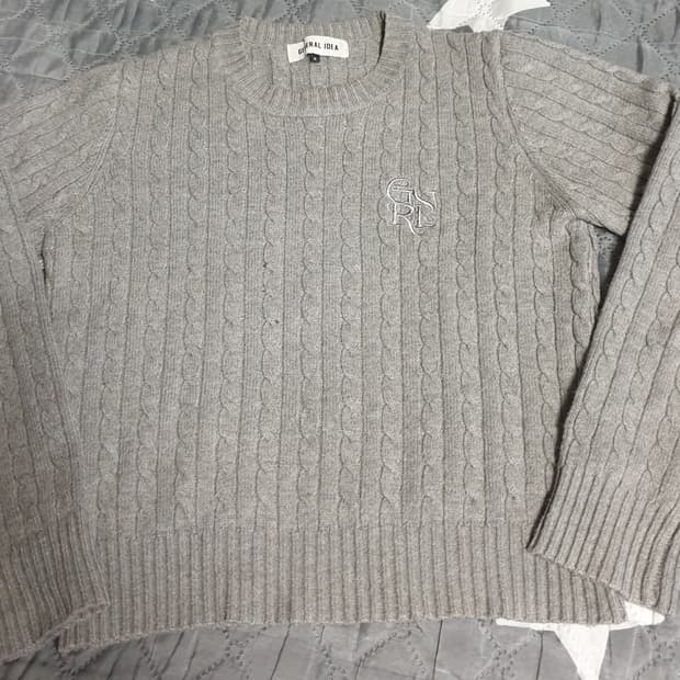 제너럴아이디어 자수로고 크롭 케이블 니트 스웨터 그레이 (S)