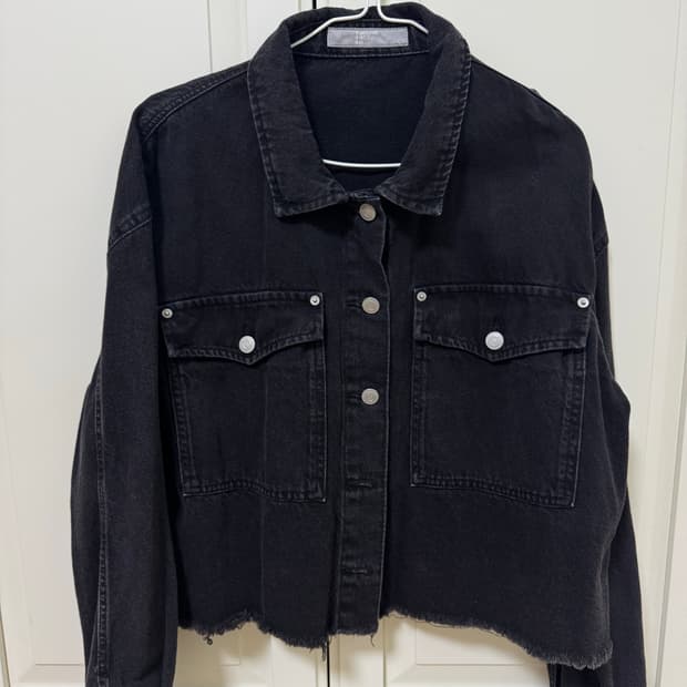 에잇세컨즈 블랙데님 트러커자켓