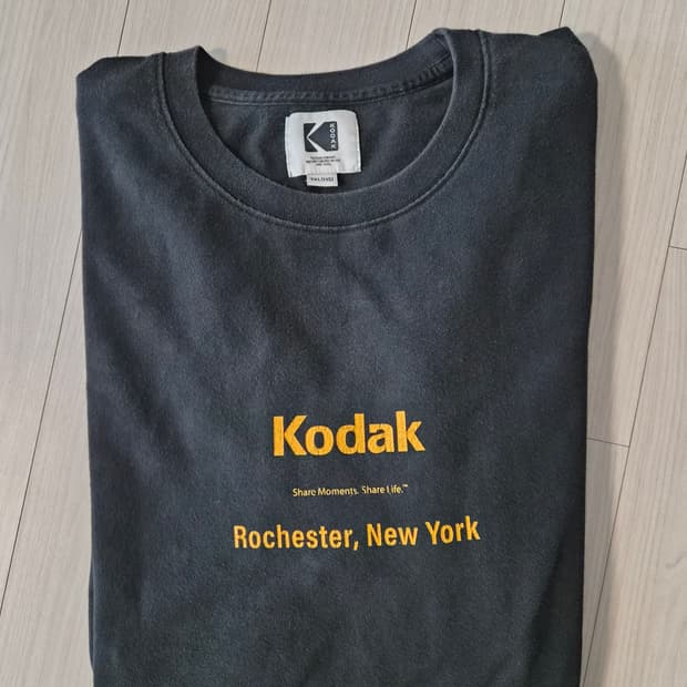 **코닥(KODAK)**의 시그니처 아이템인 로체스터 그래픽 반팔