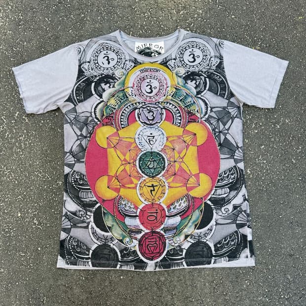 00‘s MIRROR - Chakra Graphic T-Shirt