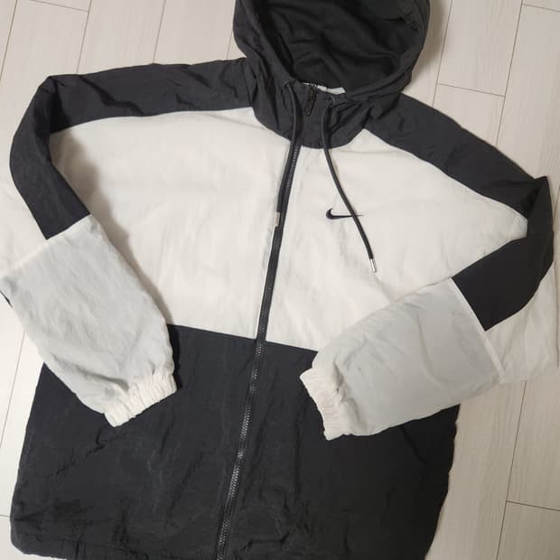 나이키 애슬레틱스 우븐 후드집업 바람막이 세트 사이즈95 m

여러 중고