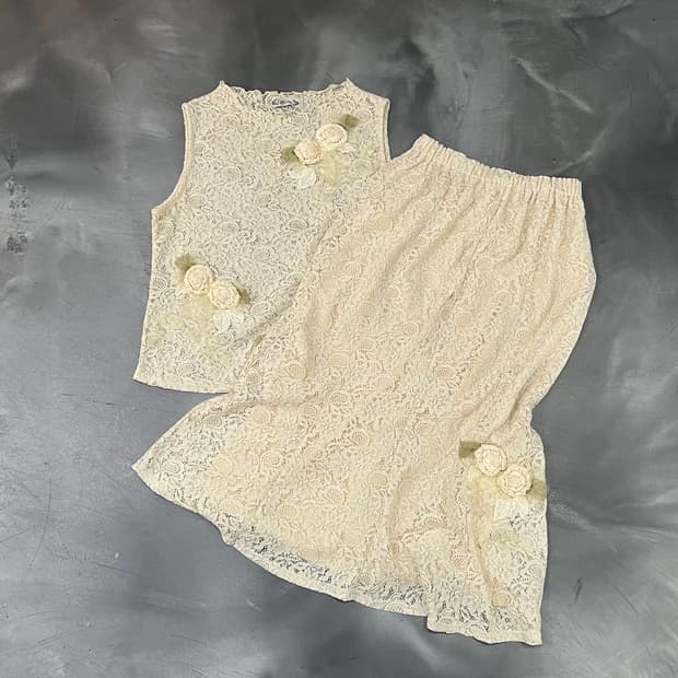 lassiette 플라워 펀칭 슬리브리스+스커트 셋업 y18156 