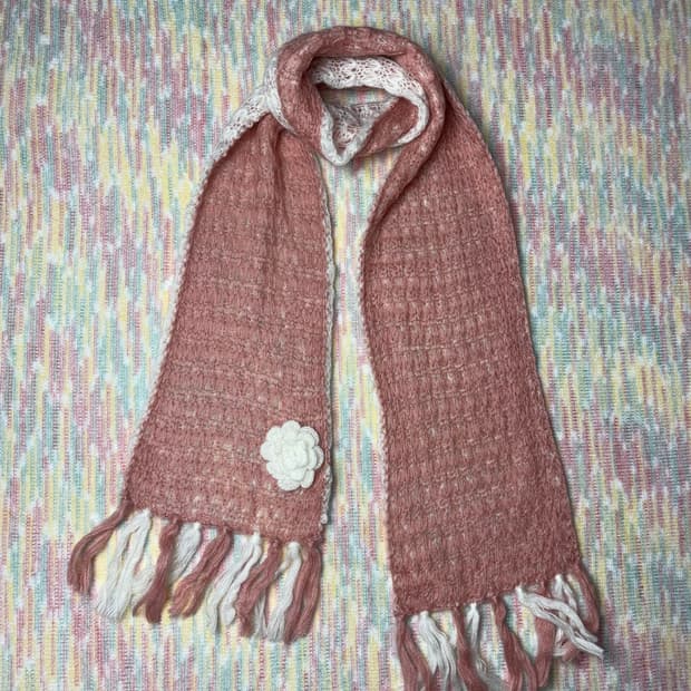 코랄 핑크 플라워 뜨개 머플러