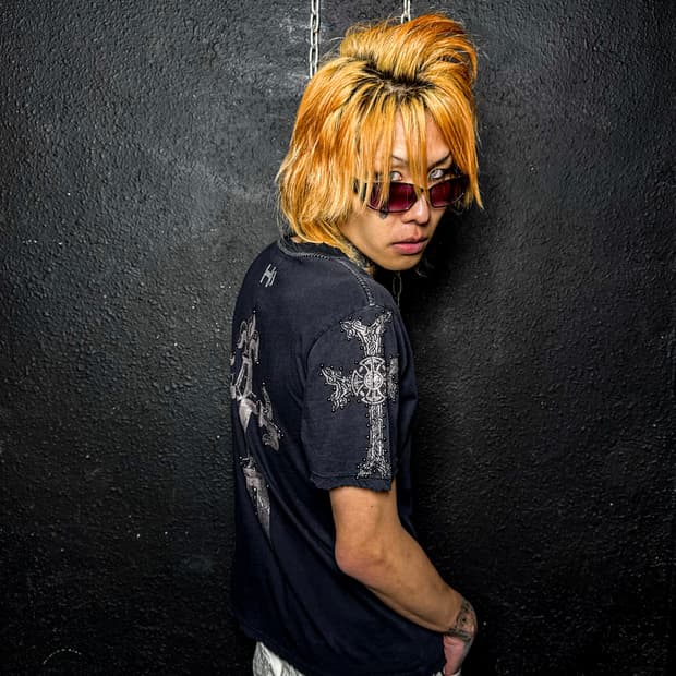 HARD-8 – Cross Graphic V-Neck T-Shirt