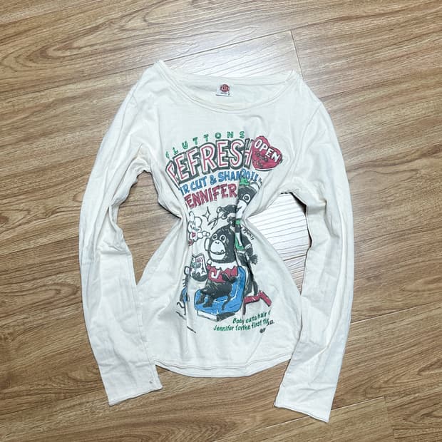 연보라색 빈티지 니트 티셔츠입니다. 리본 디테일과 보석 장식이 포인트입니