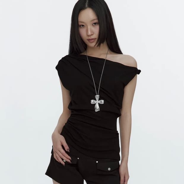 러프넥 Twist Strap Shirring Top 블랙
