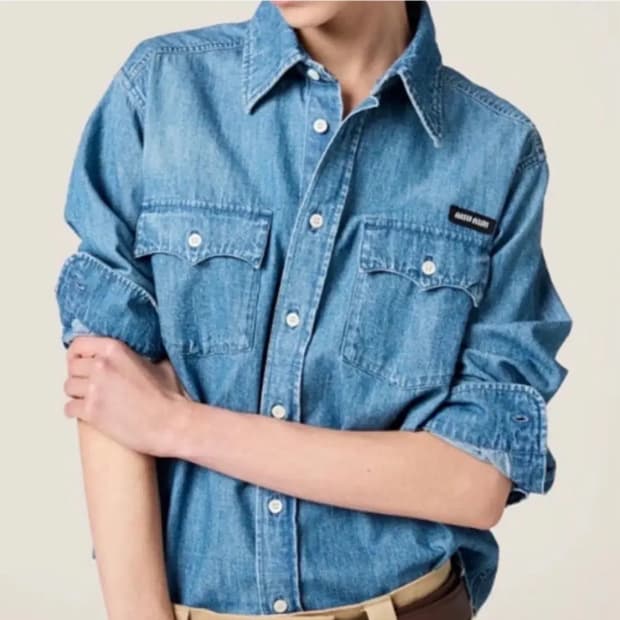 미우미우 GWC123 샴브레이 로고 포켓 데님 셔츠