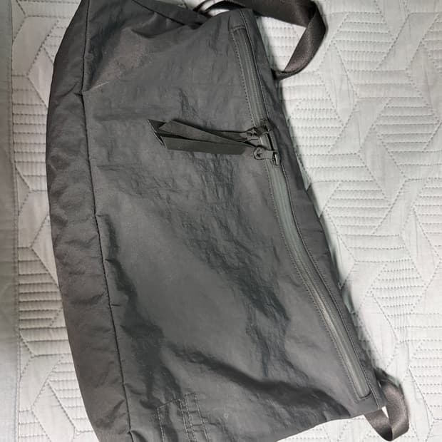 그라프페이퍼X블랭코브 트라이앵글 크로스백