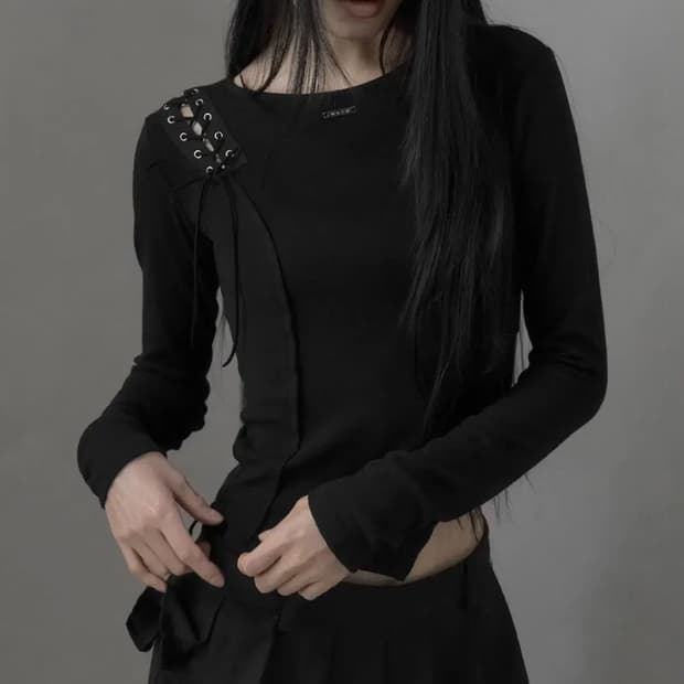므넴 [mnem] Distorted Eyelet Slit Top