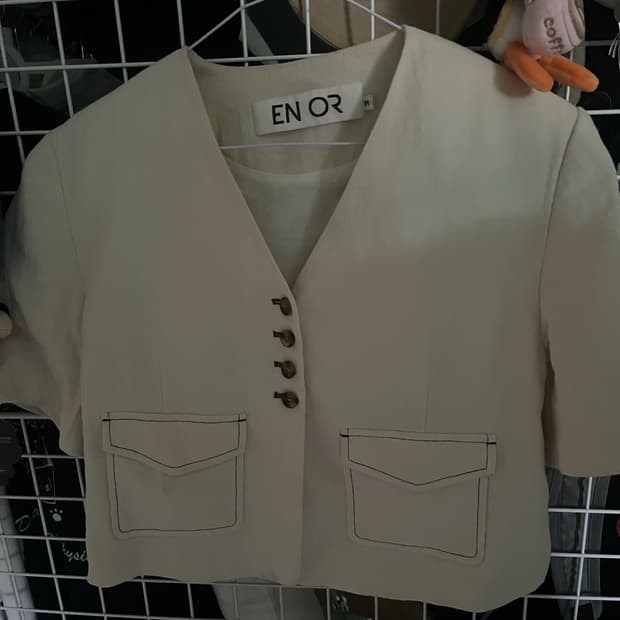 엔오르 SINGLE STITCH DETAILED CROP JACKET